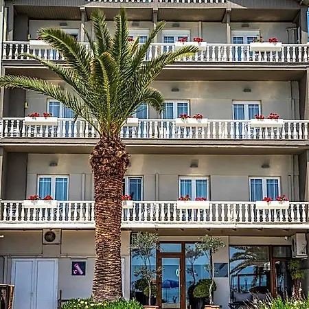 Avra Hotel 2*